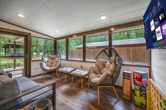 Casino Close! Hot Tub-Firepit-Pool Table Sleeps 14