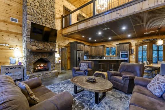 NEW! POOL! 5BR Pond-Hot Tub-Games - Sleeps 19