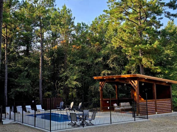 NEW! POOL! 5BR Pond-Hot Tub-Games - Sleeps 19